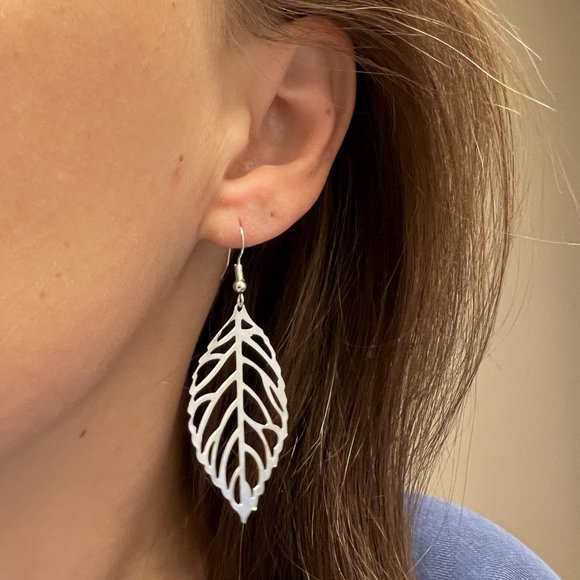 Lightweight Silver Metal Leaf Dangle Earrings NEW - Picture 5 of 7